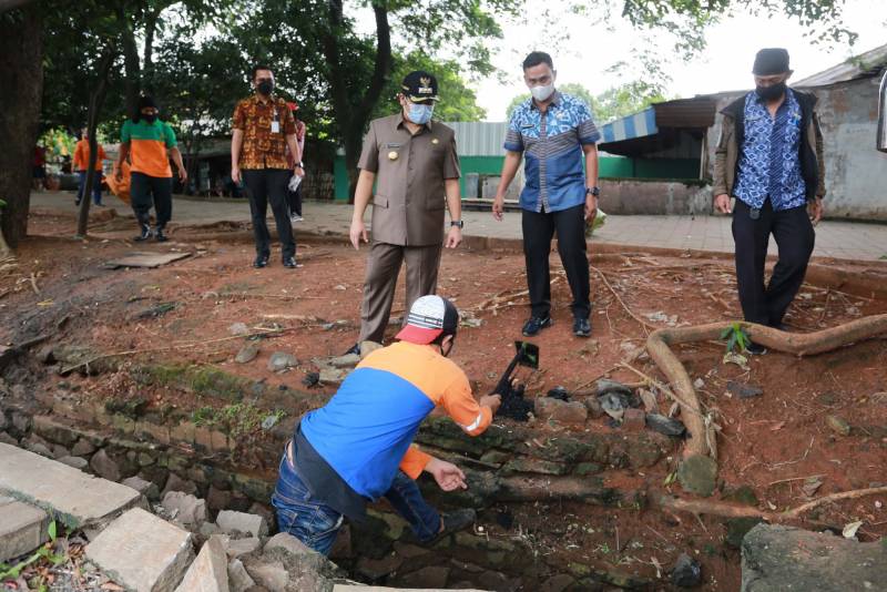IMG-arief-tinjau-saluran-saluran-yang-kerap-terjadi-genangan-air