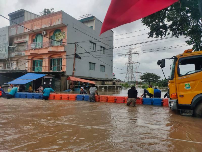 IMG-akses-jalan-ciledug-indah-i-terputus-pupr-buat-jembatan-apung