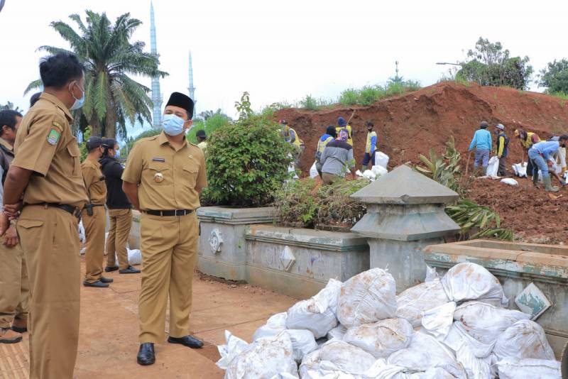 IMG-antisipasi-cuaca-ekstrem-pemkot-tambal-kebocoran-tanggul-dan-pengurangan-debit-air-di-embung