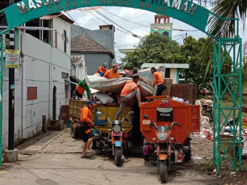 IMG-pemkot-bersihkan-sampah-pasca-banjir