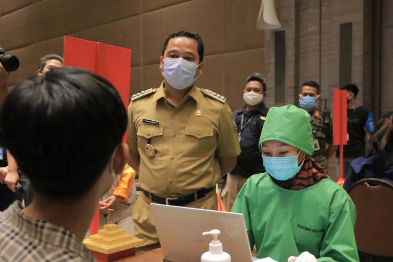 IMG-vaksinasi-hari-ke-empat-dengan-sasaran-para-pedagang-pasar-dan-pegawai-pertokoan
