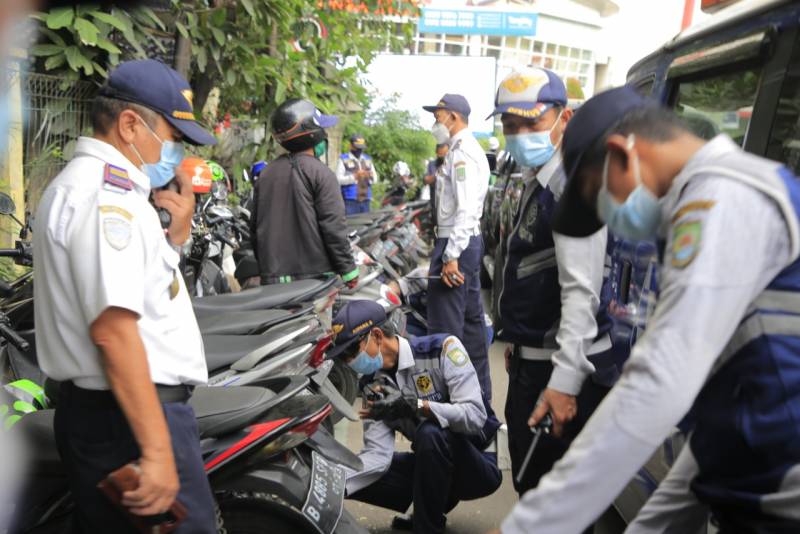 IMG-dishub-kota-tangerang-gembosi-139-kendaraan-parkir-liar