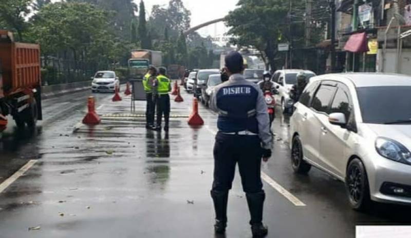 IMG-dishub-kota-tangerang-putar-balik-ratusan-kendaraan-yang-mudik