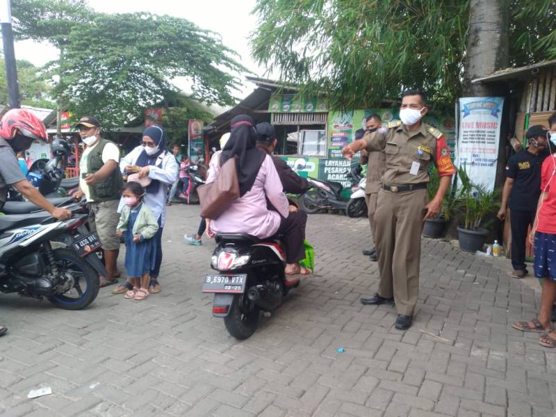 IMG-kecamatan-pinang-rutin-sosialisasikan-prokes-di-situ-cipondoh