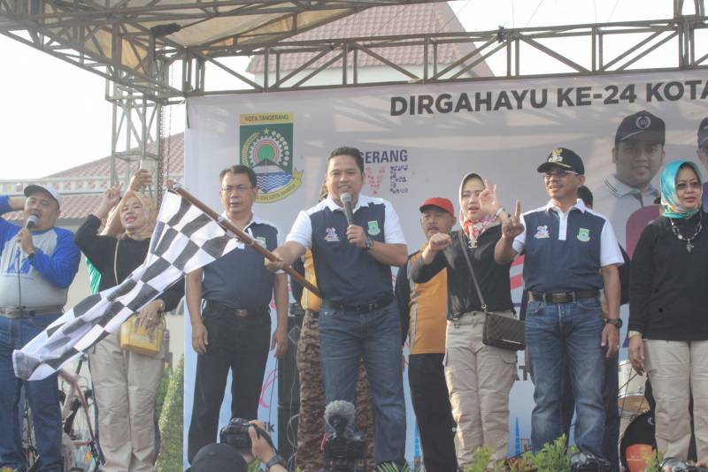 IMG-puluhan-ribu-warga-ramaikan-gerak-jalan-santai-rayakan-hut-kota-tangerang