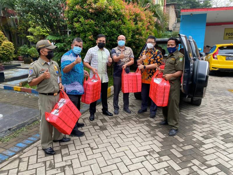 IMG-pegawai-pemkot-tangerang-kirim-bantuan-makanan-ke-warga-isolasi-mandiri