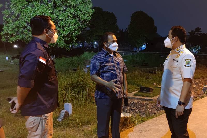 IMG-tinjau-kondisi-tpu-selapajang-arief-sampaikan-akan-lakukan-penambahan-lahan-pemakaman