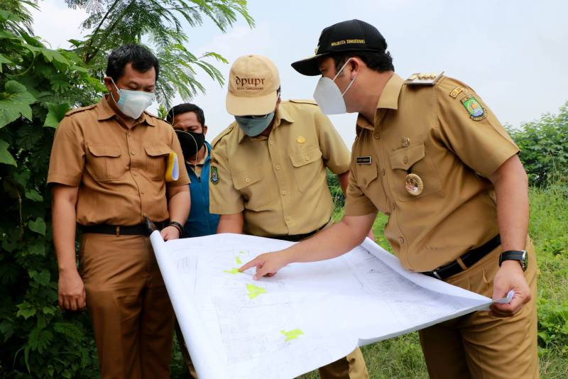 IMG-arief-tinjau-kesiapan-lahan-baru-untuk-pemakaman-khusus-protokol-covid-19
