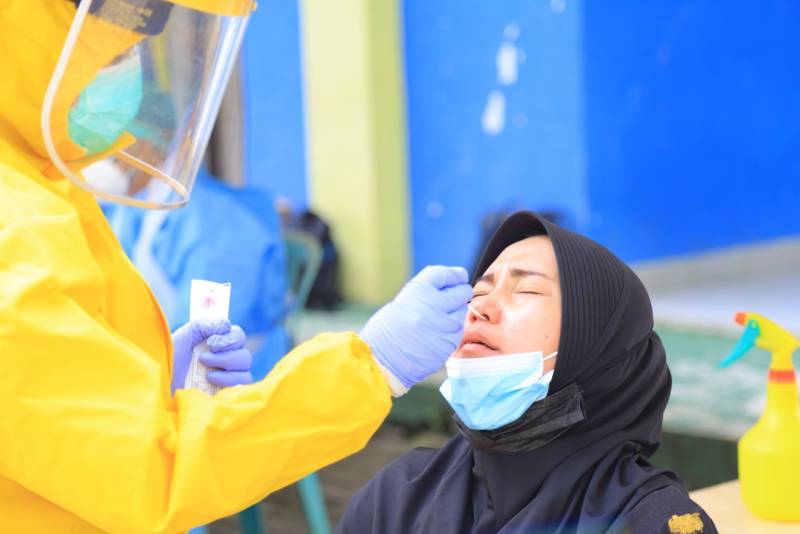 IMG-gencarkan-testing-20-warga-yang-ikut-swab-di-cipondoh-positif