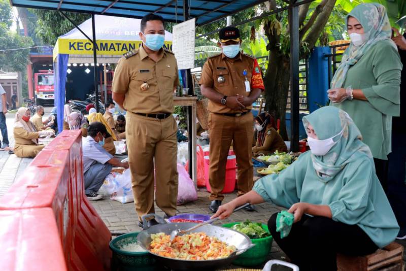 IMG-tinjau-dapur-umum-arief-7-800-lebih-warga-kota-tangerang-isolasi-mandiri