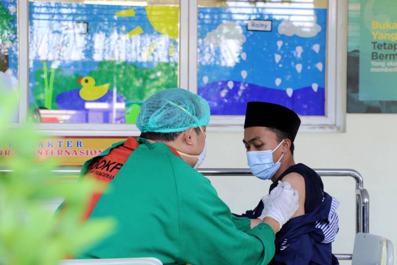 IMG-wakil-wali-kota-tinjau-pelaksanaan-vaksin-untuk-800-santri