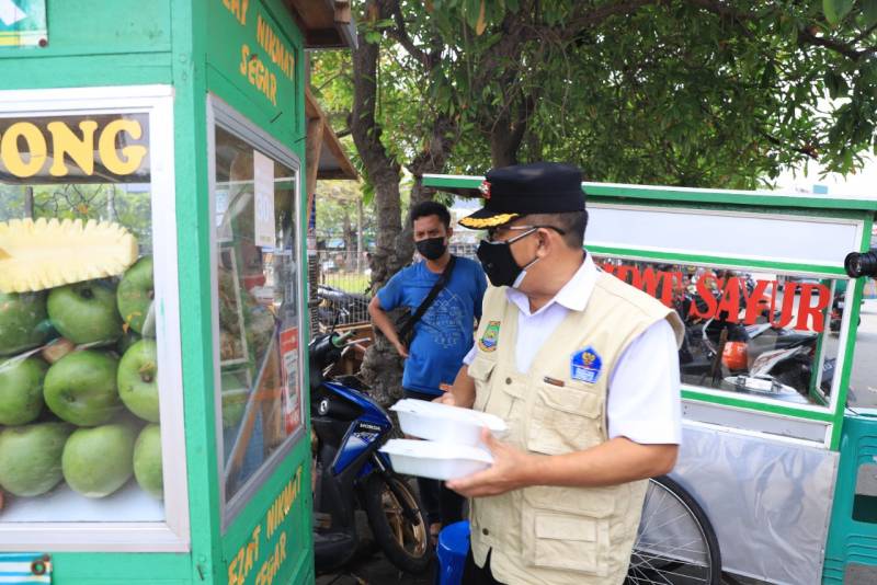 IMG-ditengah-penegakan-aturan-ppkm-satpol-pp-kota-tangerang-bagikan-ratusan-paket-makanan