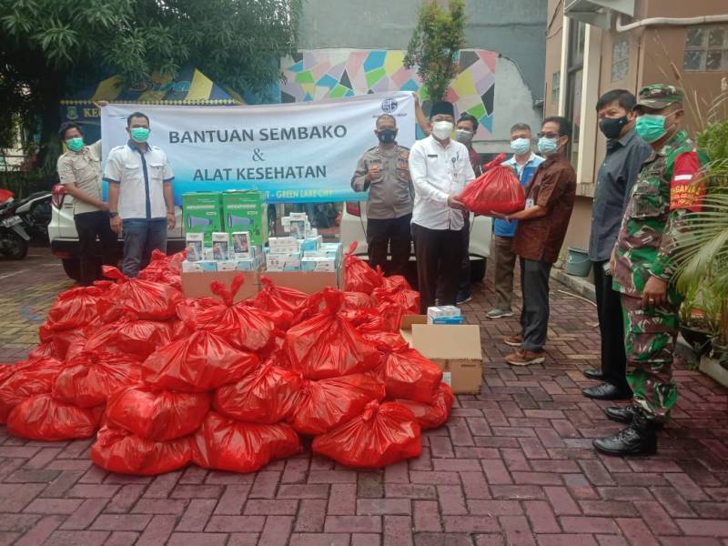 IMG-bangun-semangat-kolaboratif-pegawai-kelurahan-ketapang-bersama-donatur-bagikan-paket-sembako
