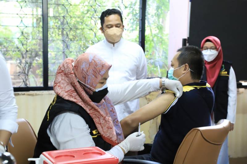 IMG-tenaga-kesehatan-kota-tangerang-mulai-mendapatkan-vaksinasi-dosis-tiga