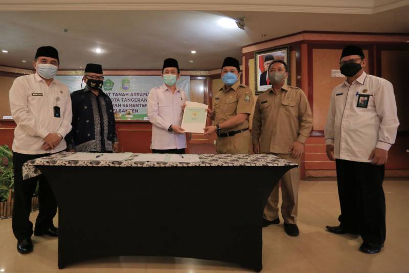 IMG-arief-serahkan-sertifikat-tanah-asrama-haji-kepada-kemenag-provinsi-banten