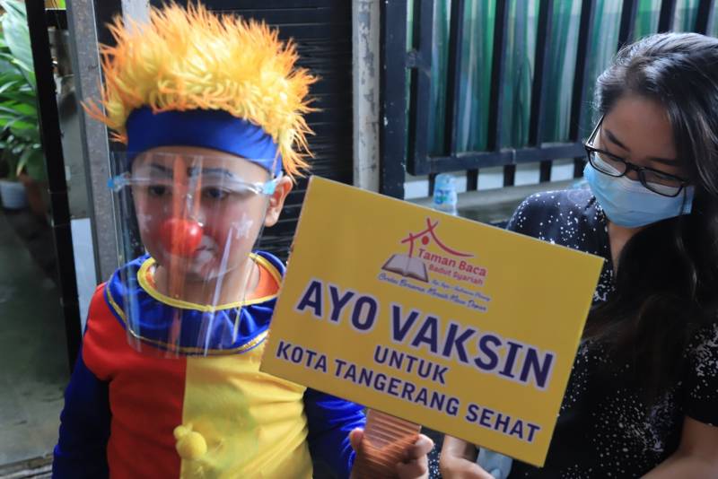 IMG-aksi-badut-ajak-warga-sudimara-pinang-vaksinasi-covid-19