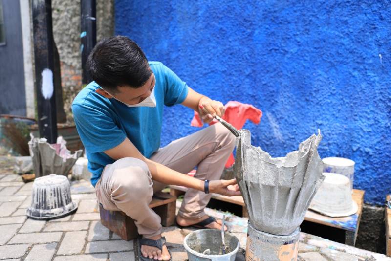 IMG-muda-kreatif-produksi-sampah-kain-jadi-pot-tanaman