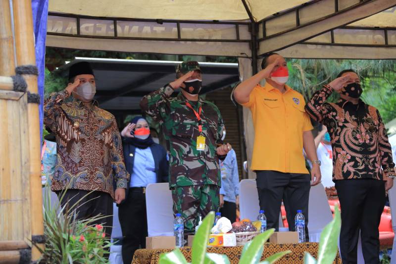 IMG-wali-kota-hadir-dalam-pengibaran-bendera-merah-putih-di-tengah-sungai-cisadane-pada-peringatan-hari-sumpah-pemuda