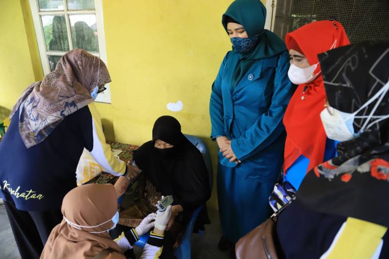 IMG-150-orang-divaksinasi-dan-19-bayi-diimunisasi-door-to-door-di-kelurahan-nambo-jaya
