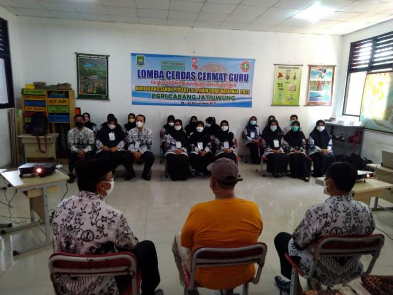 IMG-hut-pgri-ke-76-dimeriahkan-dengan-lomba-cerdas-cermat-guru