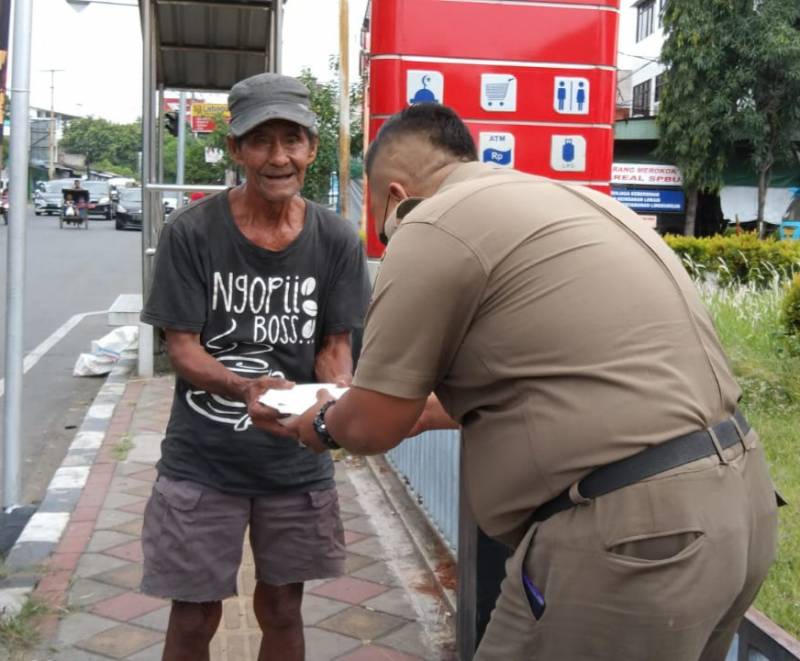 IMG-karawaci-jumat-bersedekah-bagikan-nasi-siap-santap