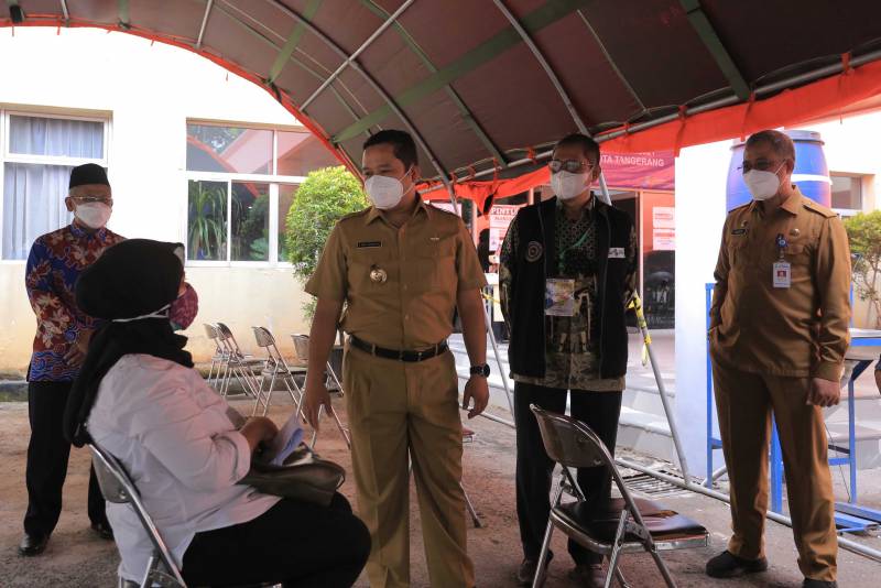 IMG-wali-kota-pantau-langsung-pelaksanaan-skb-cpns-kota-tangerang-formasi-2021