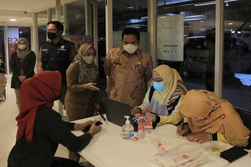 IMG-lakukan-surveilans-aktif-pemkot-lakukan-swab-500-orang-pekerja-di-pusat-perbelanjaan
