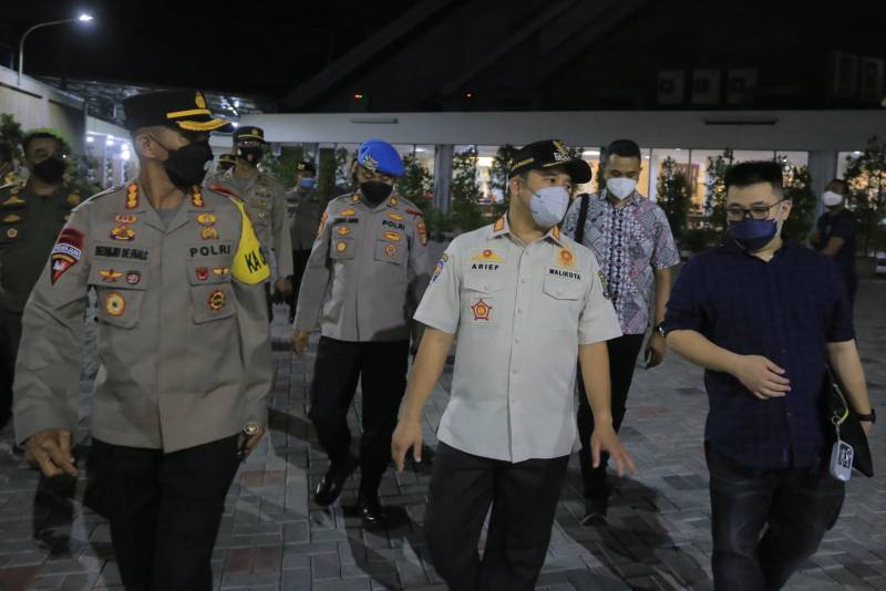 IMG-wali-kota-pantau-situasi-kota-malam-pergantian-tahun-2022-pastikan-masyarakat-tidak-euforia