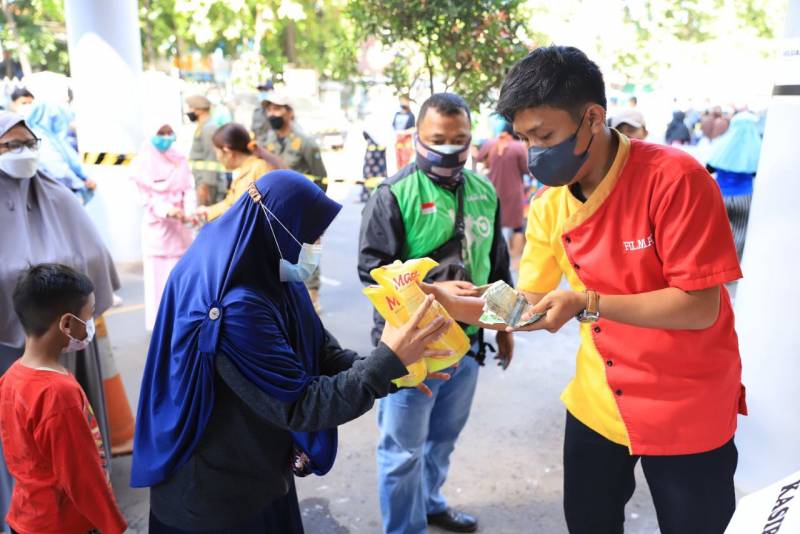 IMG-operasi-pasar-minyak-goreng-diserbu-masyarakat