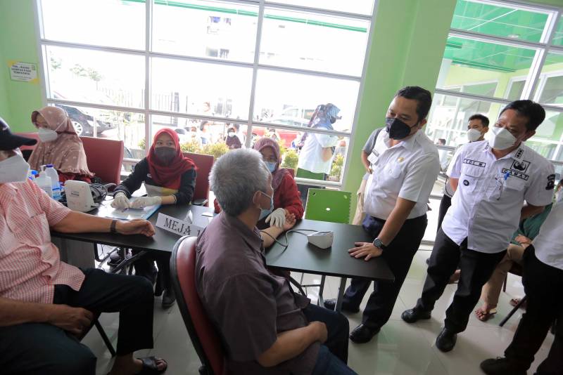 IMG-perdana-vaksin-booster-di-kota-tangerang-arief-tahap-awal-prioritas-untuk-masyarakat-lanjut-usia