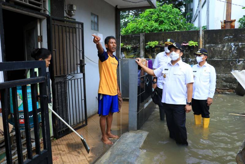 IMG-tinjau-banjir-akibat-dampak-jalan-tol-jorr-ii-arief-harap-pengembang-tol-perbaiki-pembuangan-saluran-air