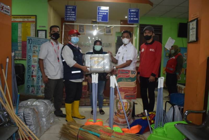 IMG-respon-banjir-pmi-kota-tangerang-distribusi-bantuan-di-3-kelurahan