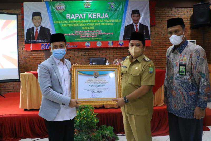 IMG-pembangunan-asrama-haji-wali-kota-terima-penghargaan-dari-kemenag-ri
