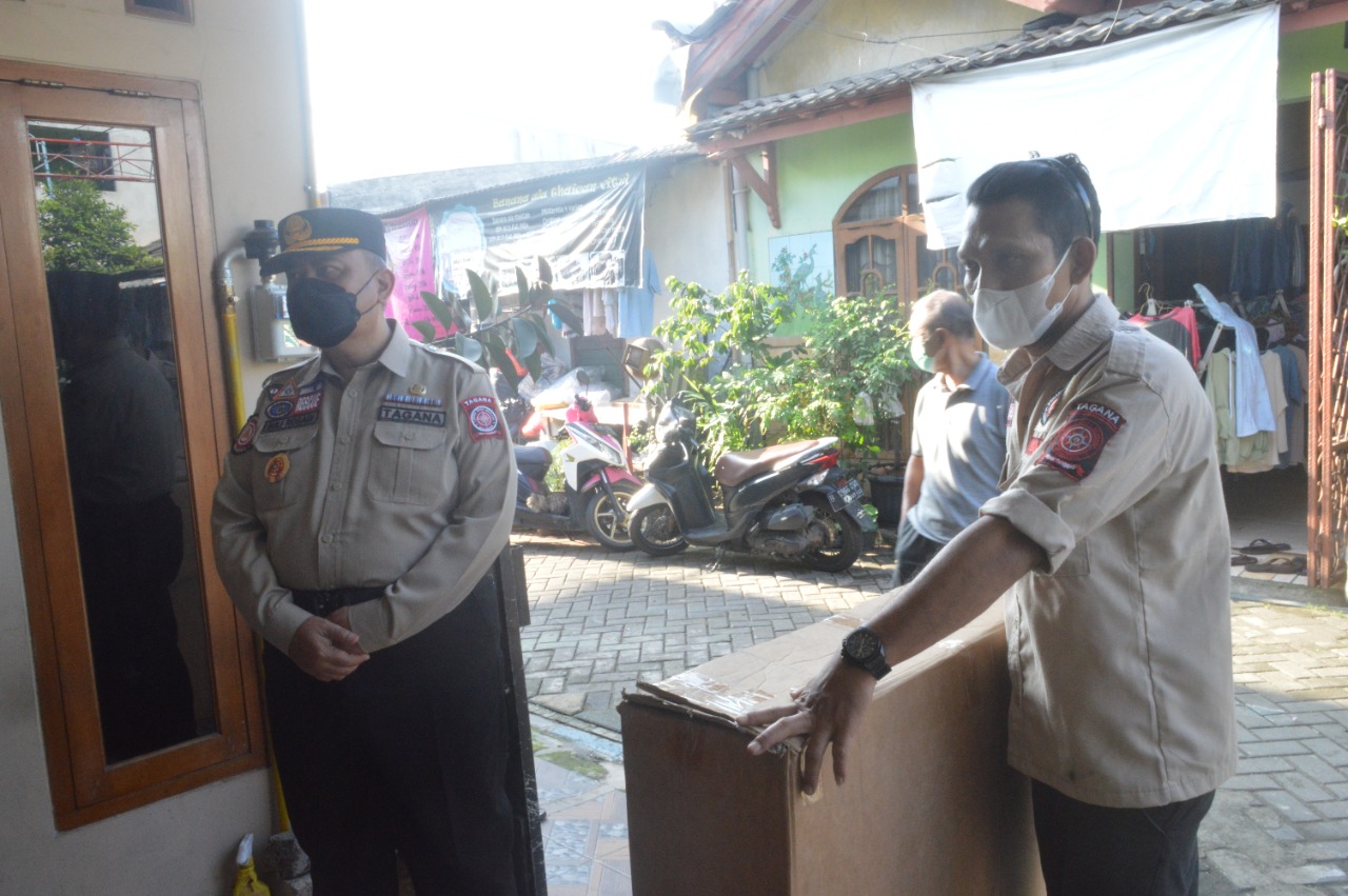 IMG-dinsos-kota-tangerang-salurkan-bantuan-200-kursi-roda