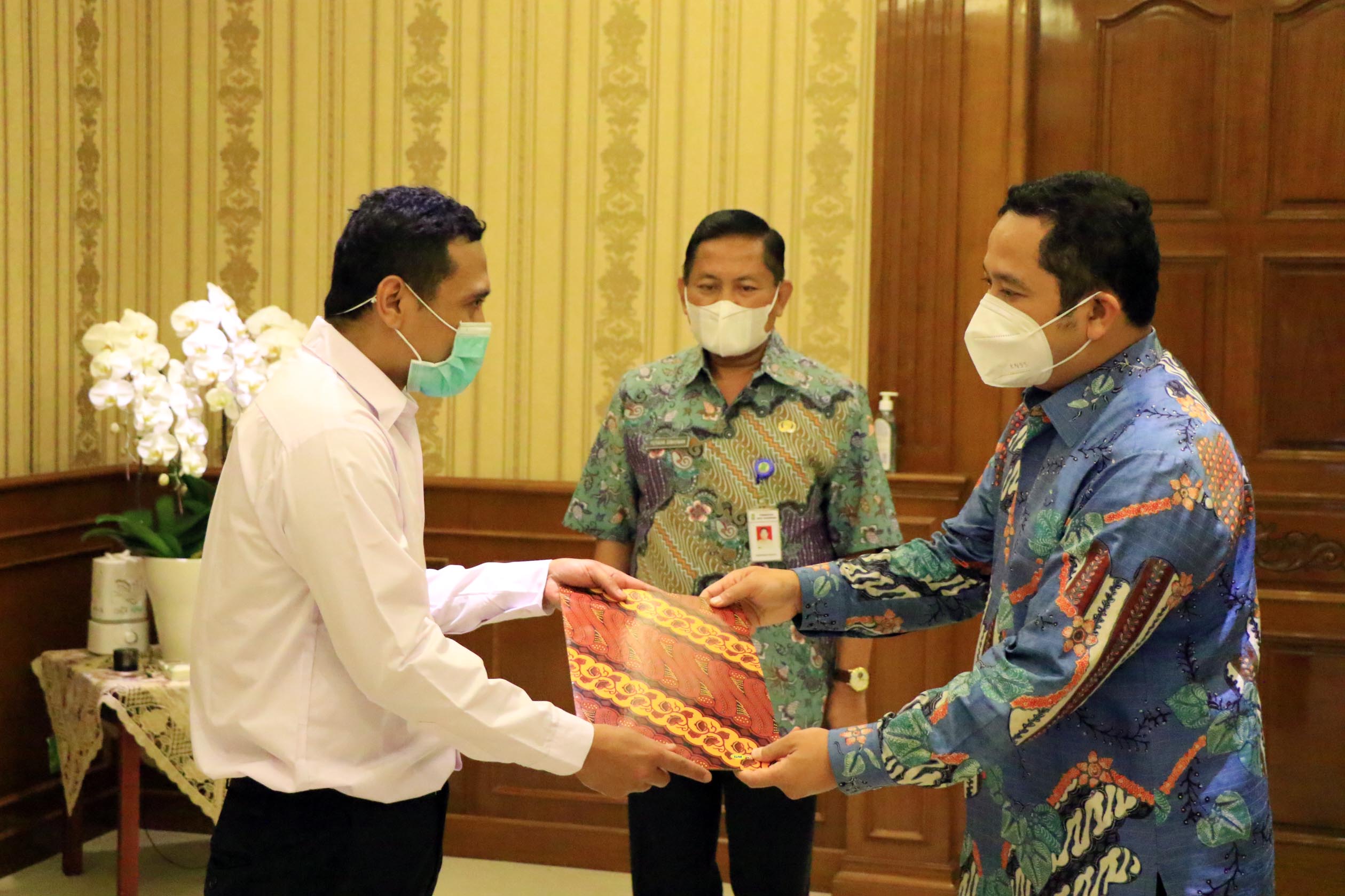 IMG-arief-serahkan-sk-bagi-35-p3k-tenaga-kesehatan