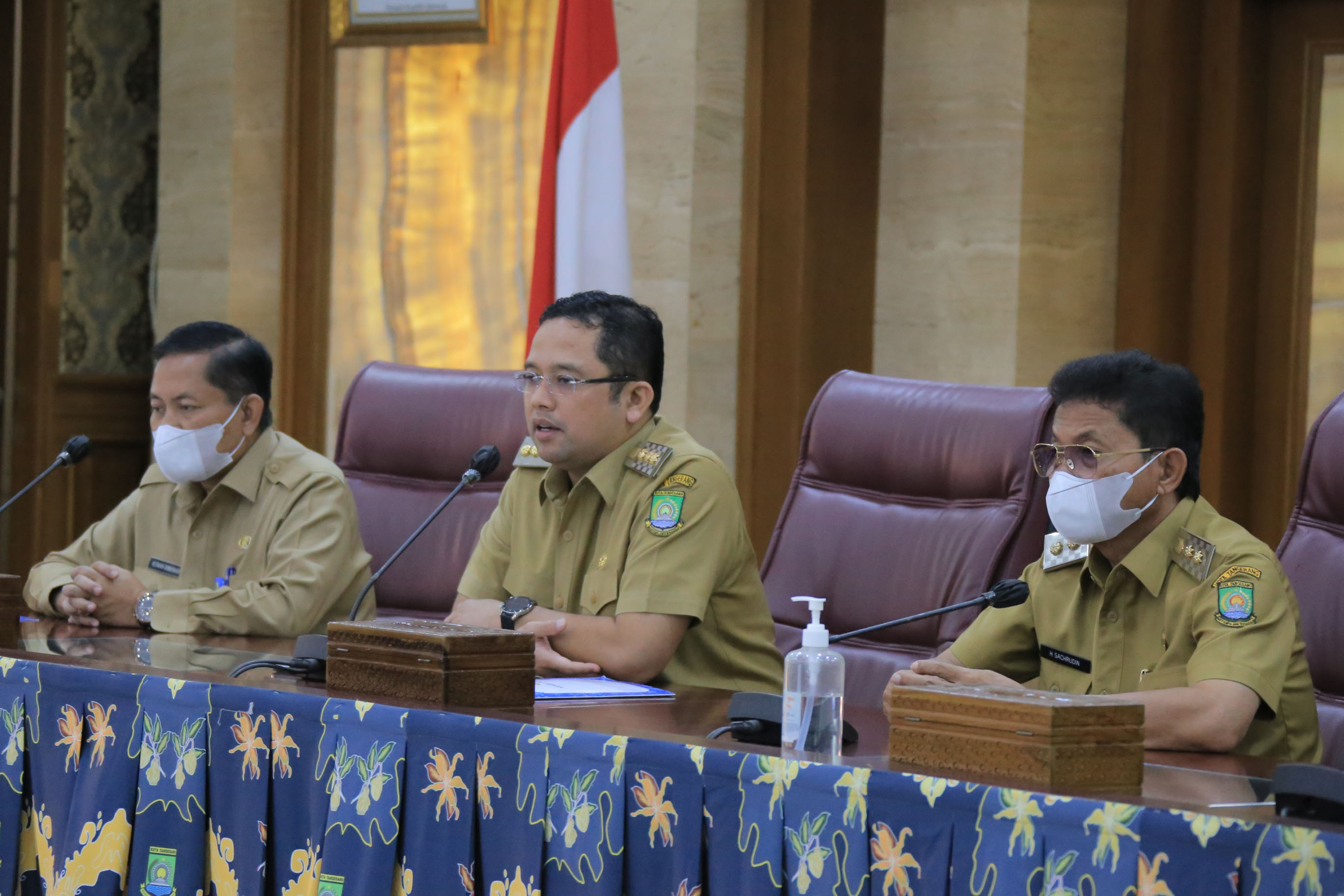 IMG-wali-kota-serahkan-1-200-sk-pengangkatan-pppk-guru-tahap-i-secara-simbolis