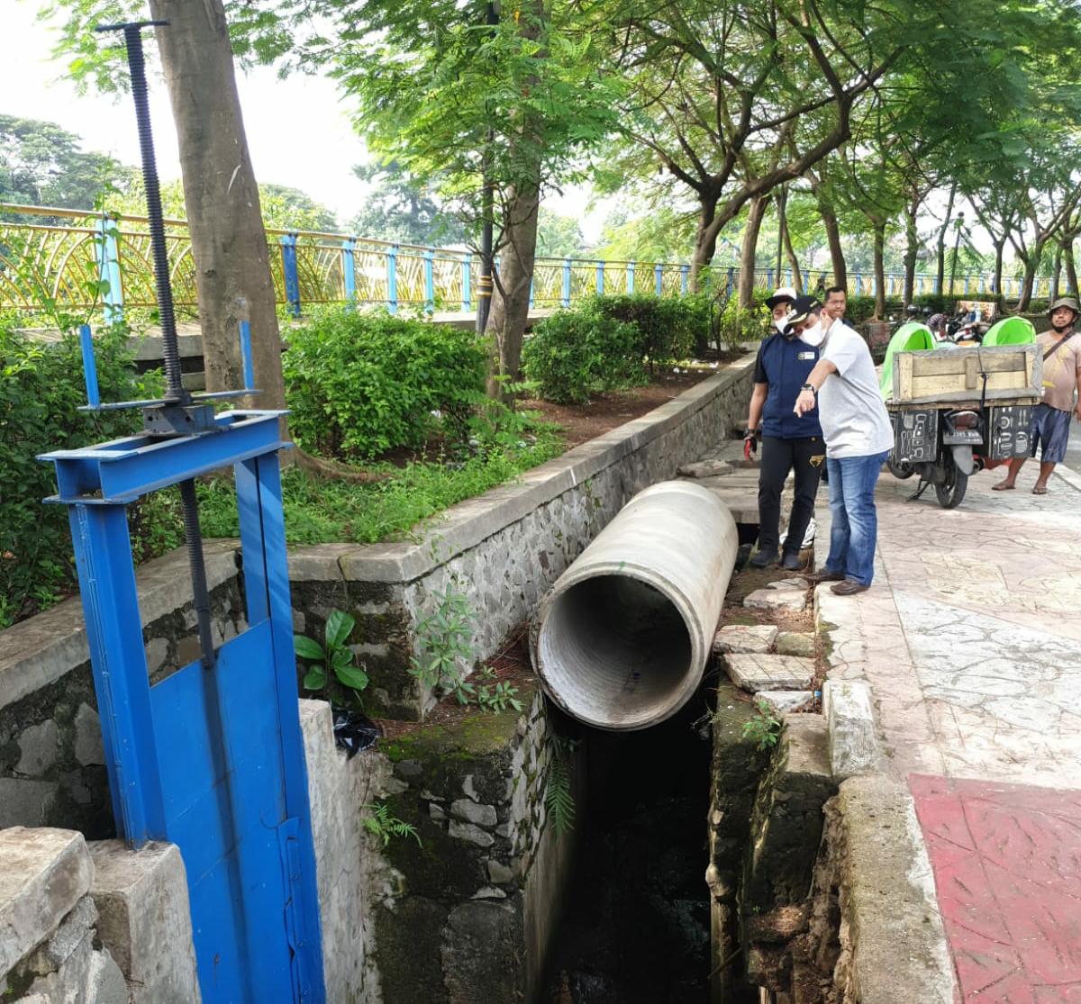 IMG-pemkot-lakukan-penanganan-di-beberapa-titik-saluran-air