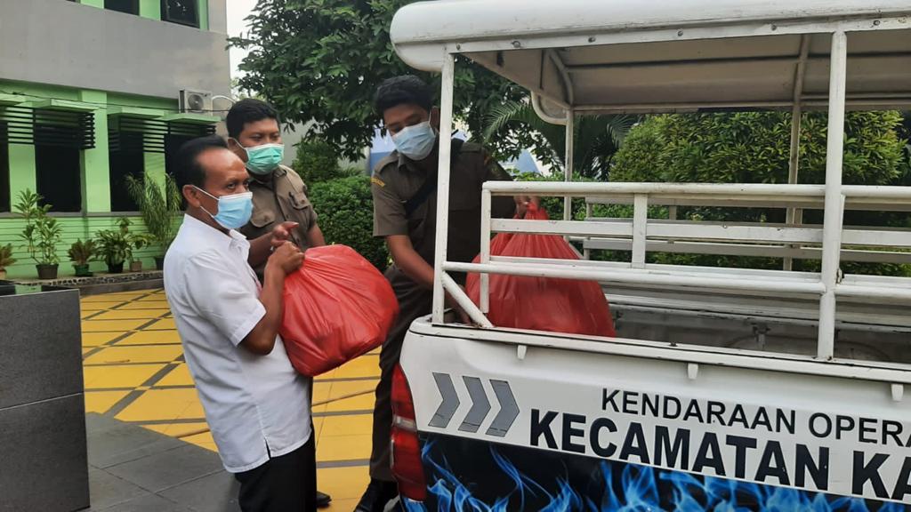 IMG-dinsos-kota-tangerang-salurkan-bantuan-permakanan-ke-warga-terdampak-banjir
