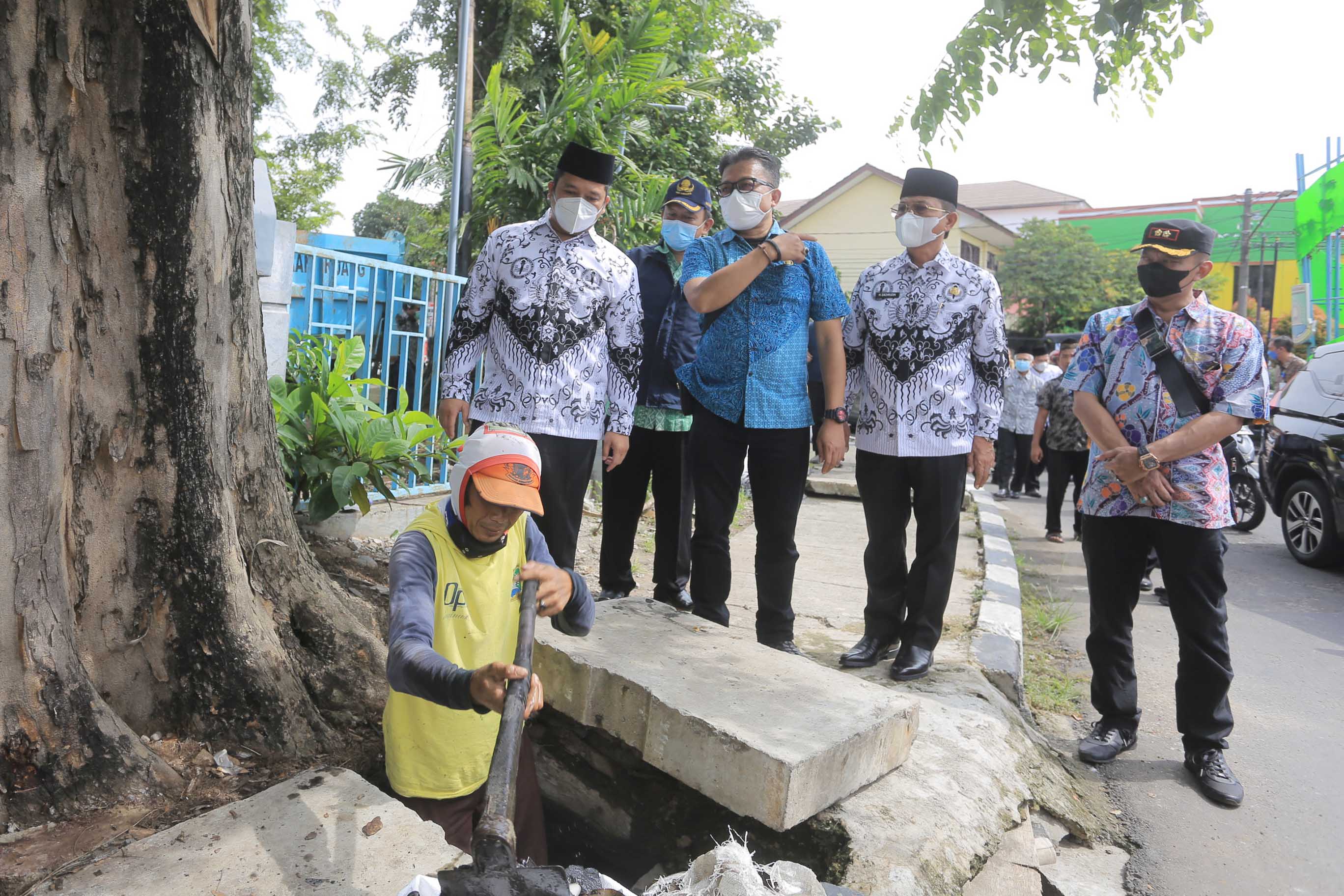 IMG-pemkot-lakukan-pembersihan-saluran-pasca-terjadi-genangan-di-area-gor-dimyati