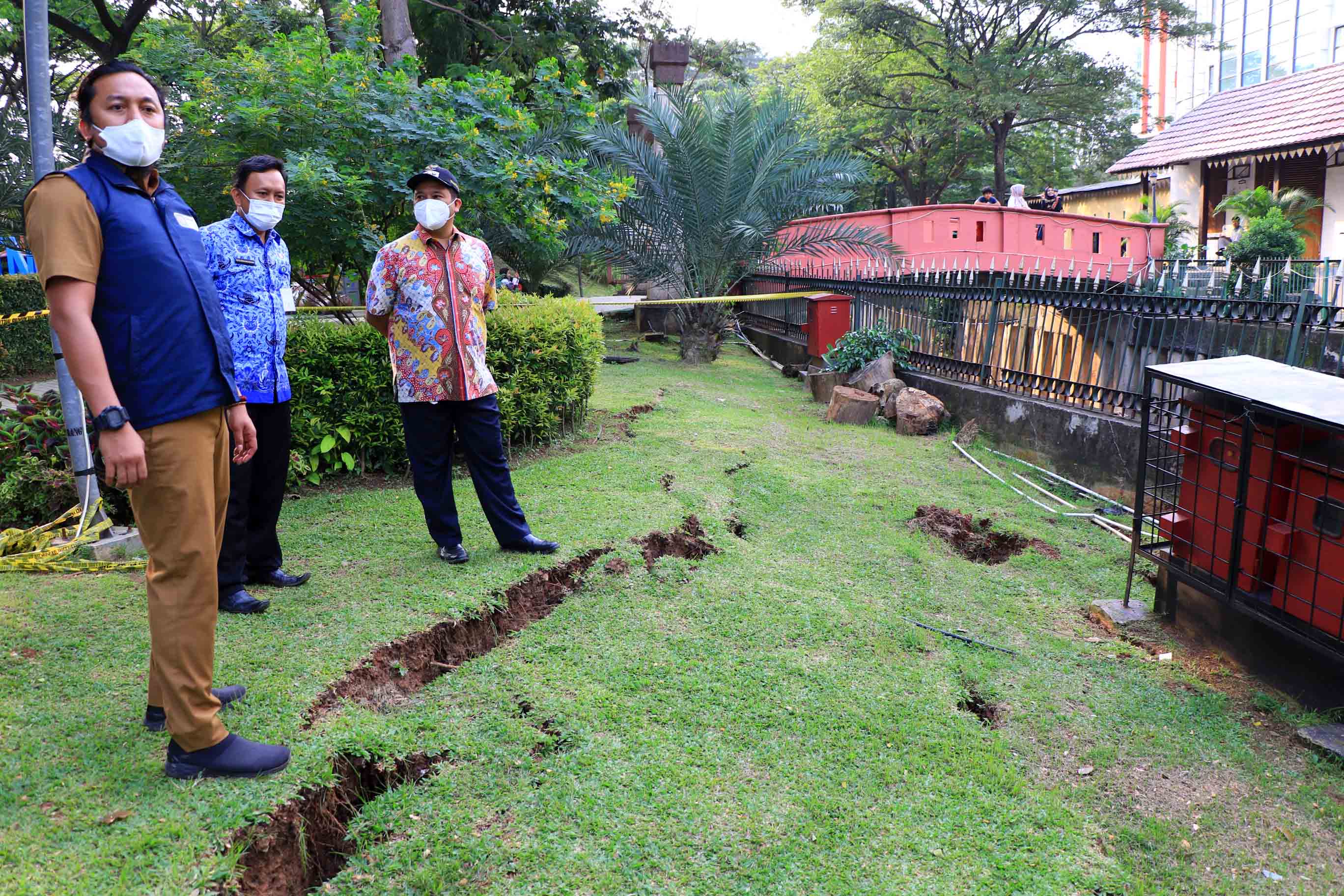 IMG-wali-kota-monitoring-sejumlah-fasilitas-umum-yang-sedang-dilakukan-perbaikan