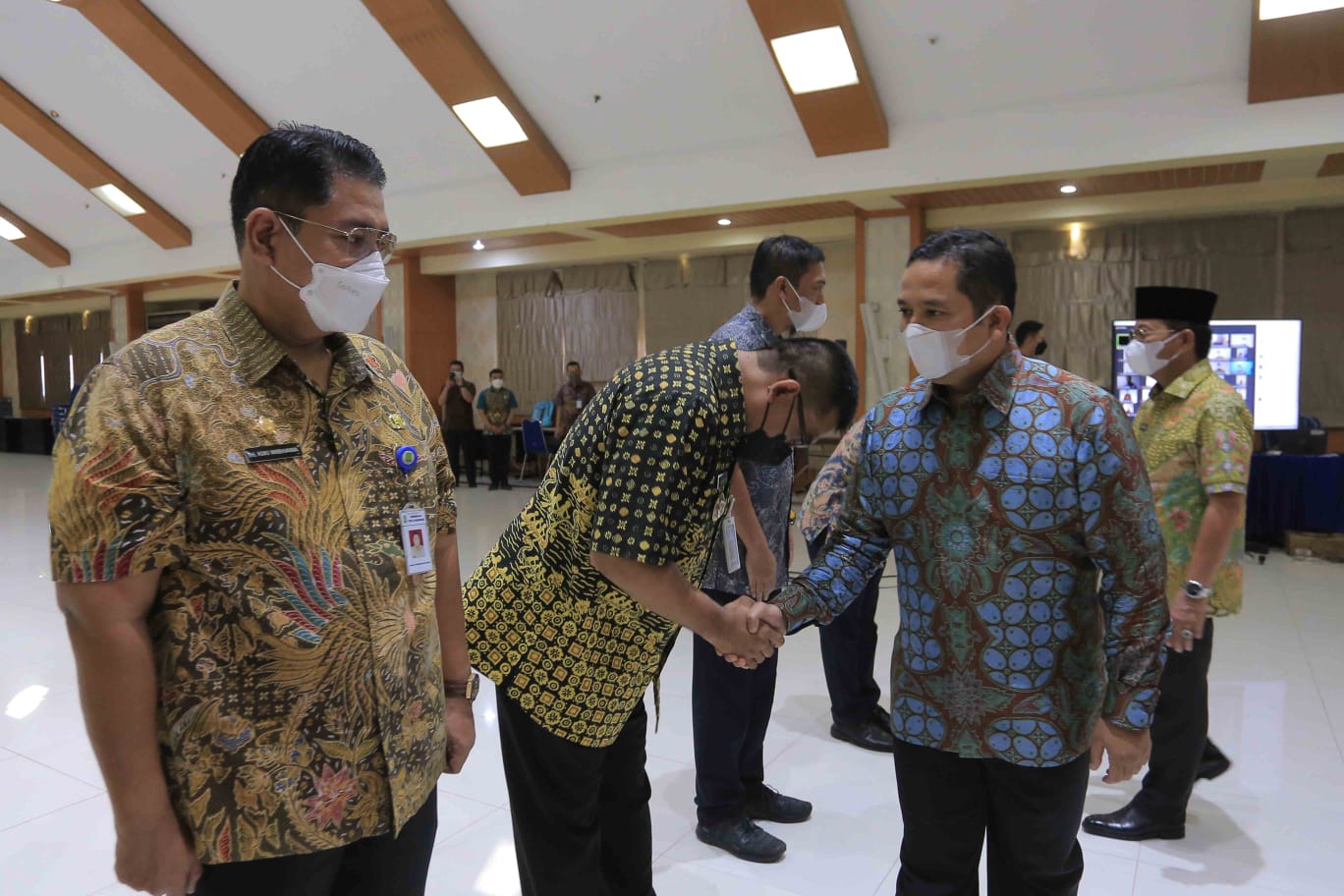 IMG-wali-kota-lantik-sejumlah-pejabat-tinggi-pratama-administrator-dan-dewan-pengawas-pada-perusahaan-umum-daerah