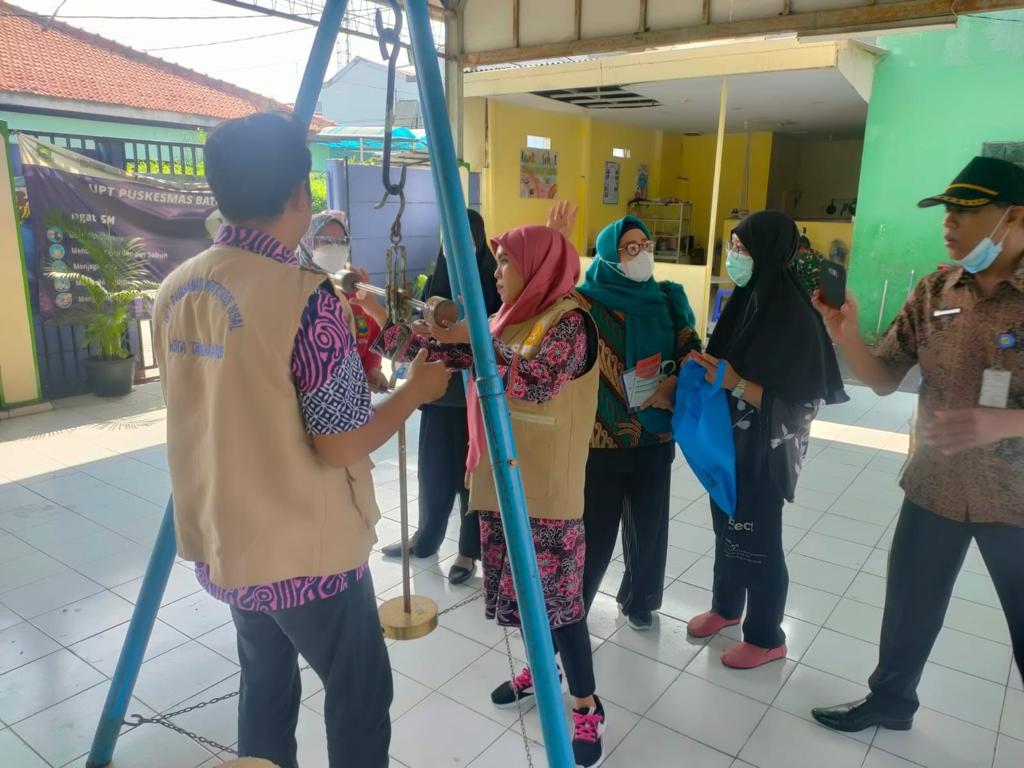 IMG-metrologi-legal-kota-tangerang-lakukan-uji-tera-timbangan-posyandu