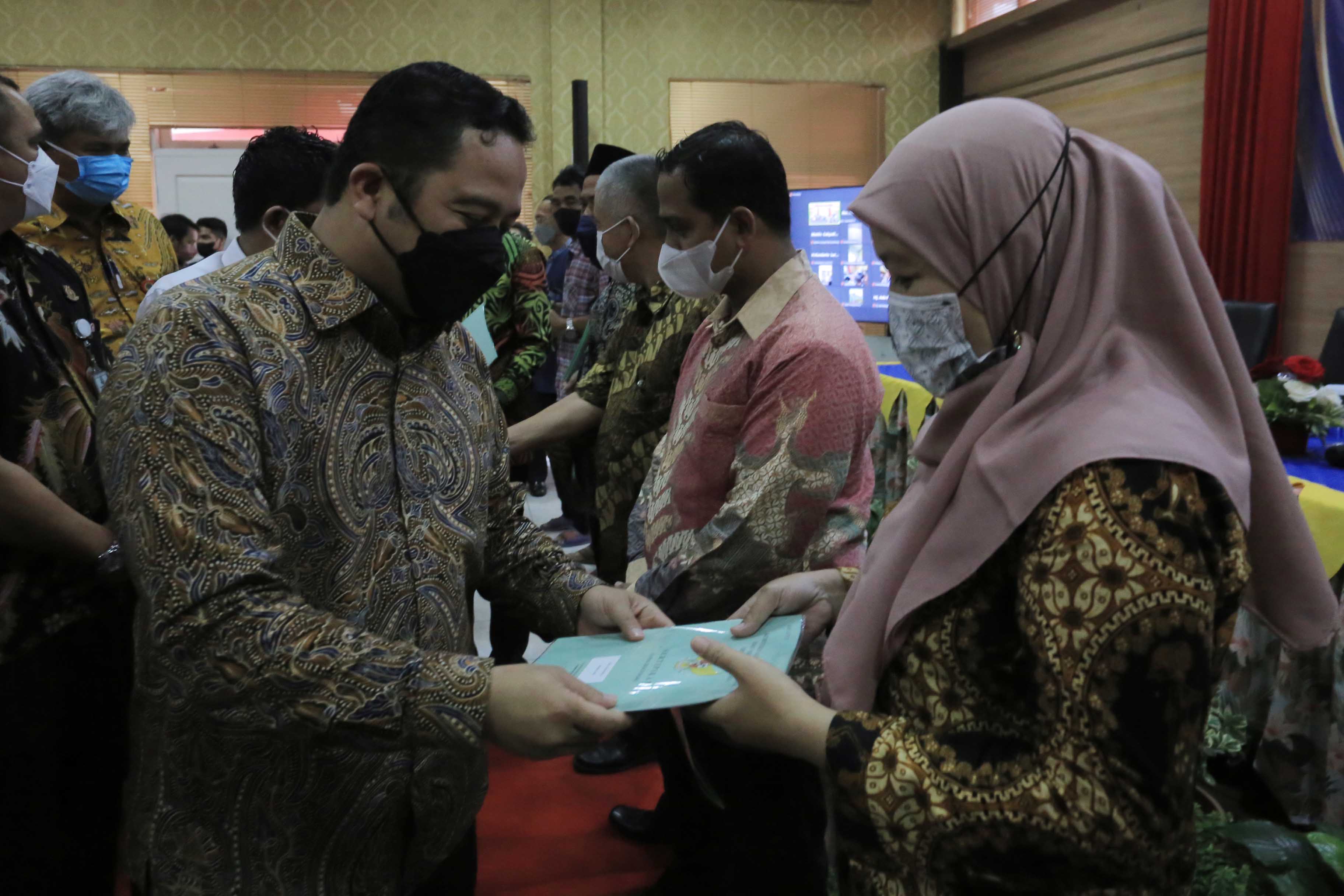 IMG-1-046-sertipikat-tanah-terbit-wali-kota-serahkan-langsung-kepada-warga