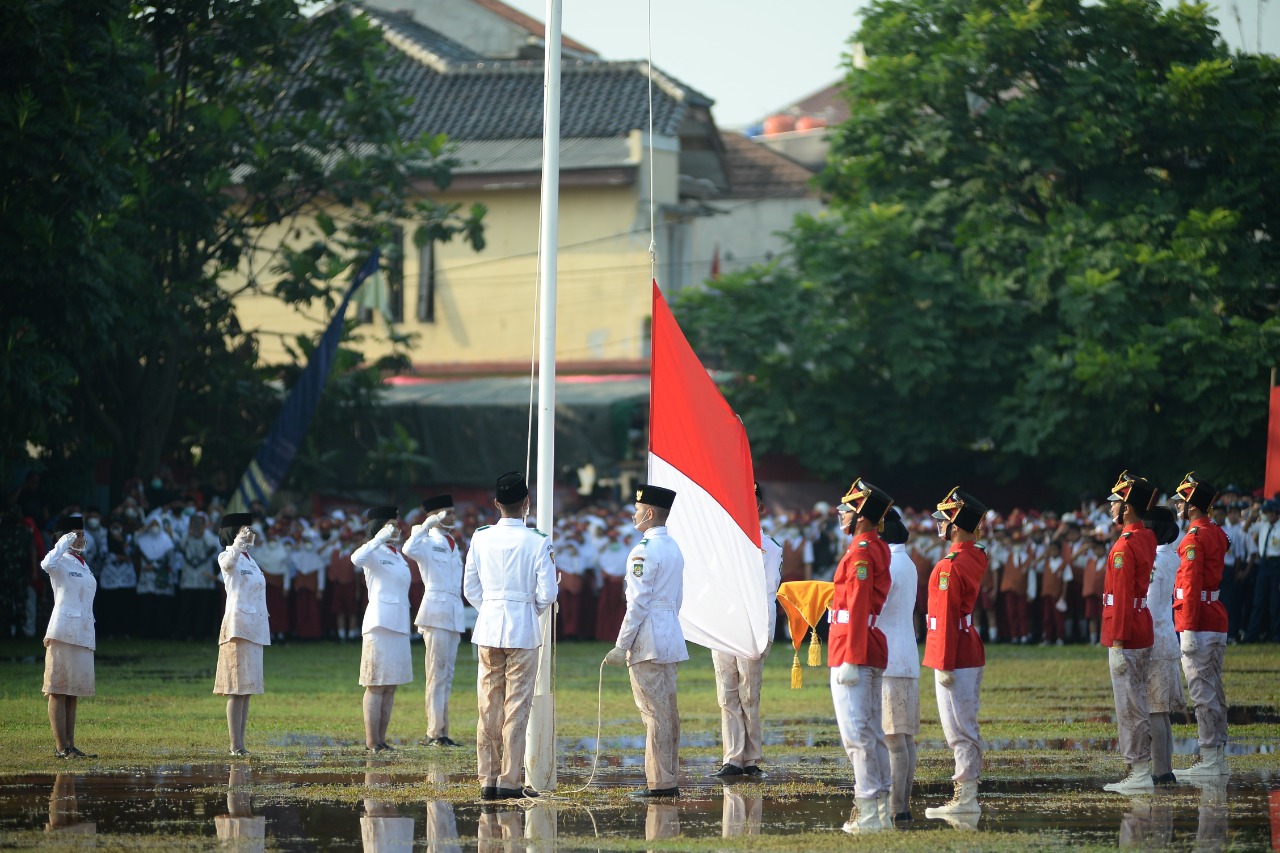 IMG-luar-biasa-paskibra-larangan-tetap-jalankan-tugas-di-tengah-genangan-air-hujan