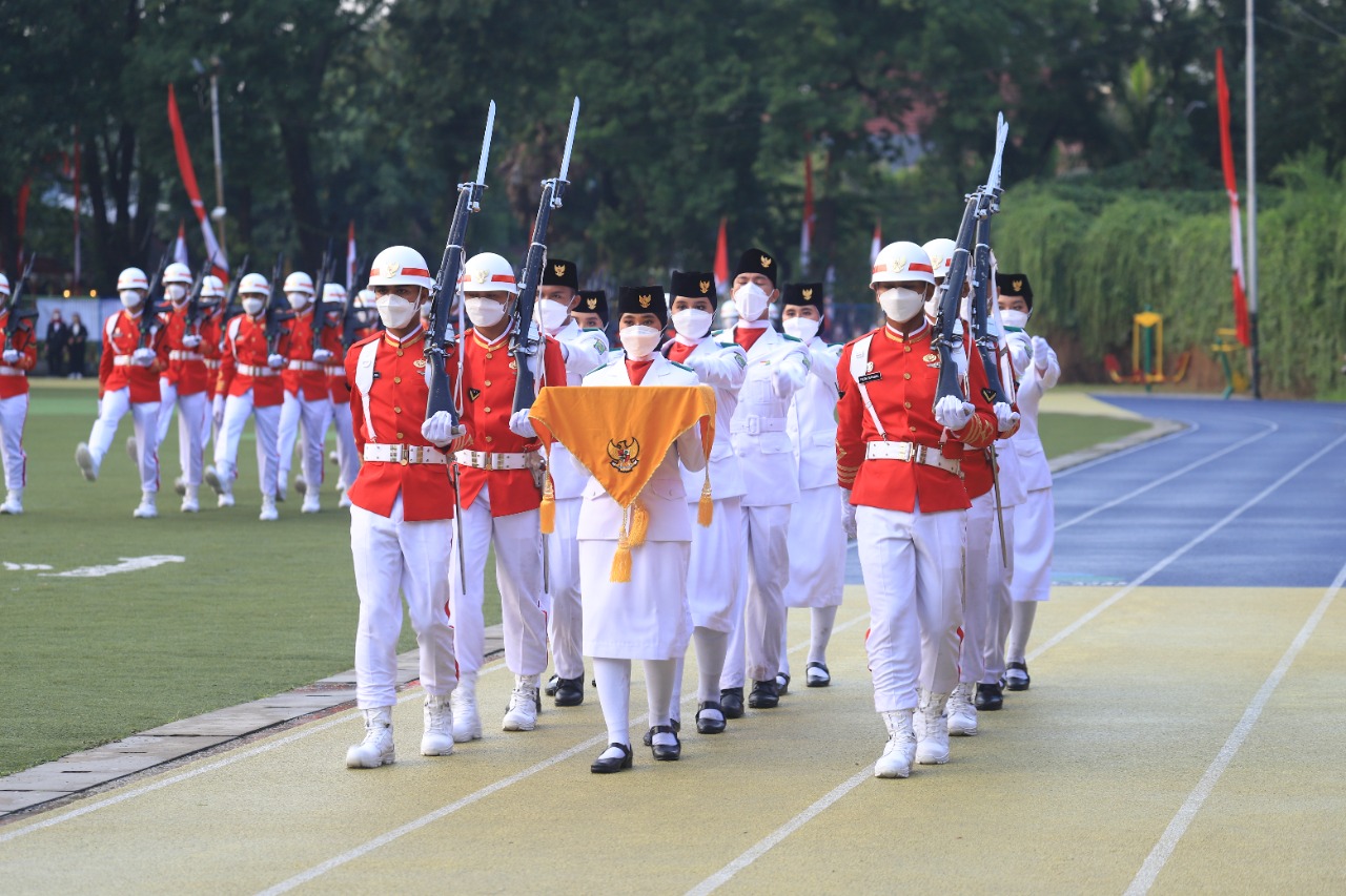 IMG-sempat-tertunda-hujan-upacara-penurunan-bendera-di-kota-tangerang-berlangsung-lancar