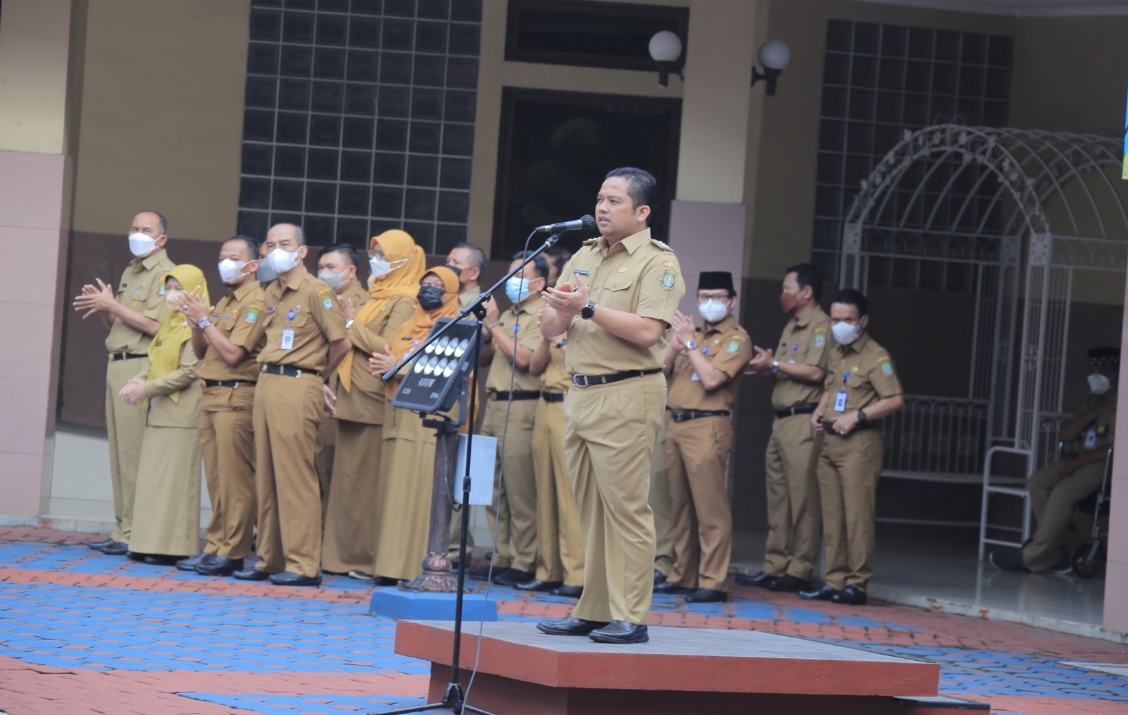 IMG-pimpin-apel-pagi-pegawai-wali-kota-berikan-bonus-kepada-atlet-pelajar-berprestasi
