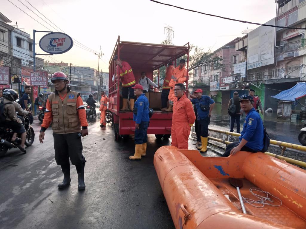 IMG-sederet-penanganan-banjir-yang-sempat-terjadi-di-kota-tangerang-pada-sabtu-malam