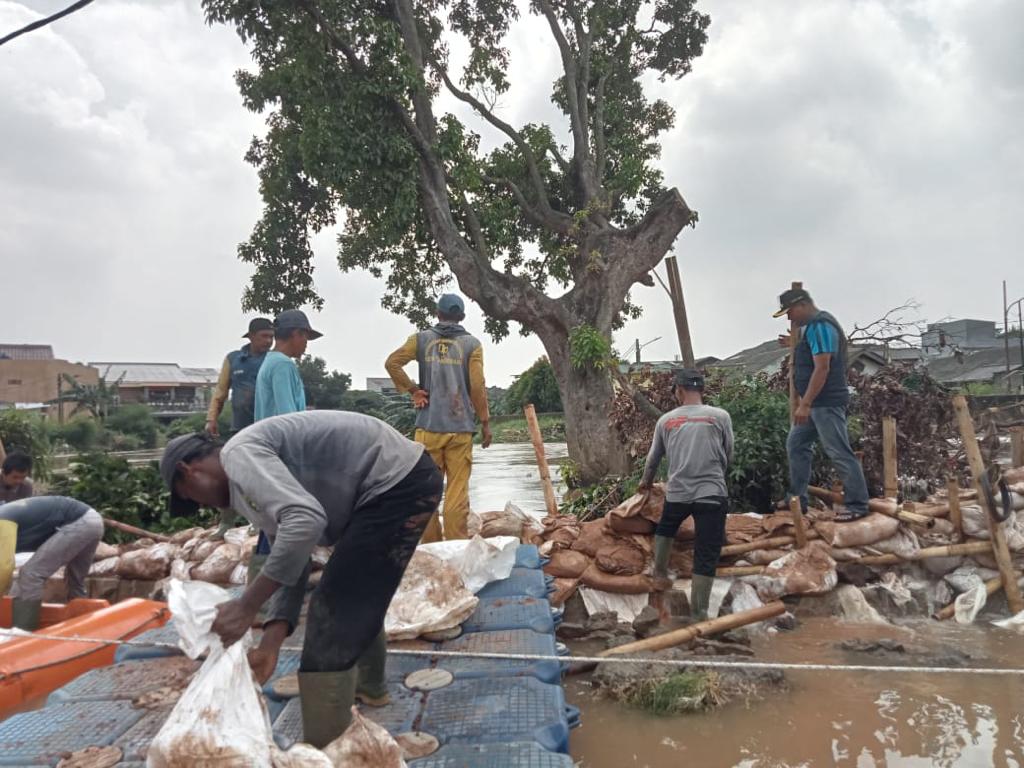 IMG-pupr-kota-tangerang-pasang-kisdam-10-meter-atasi-tanggul-jebol-di-pinang-griya