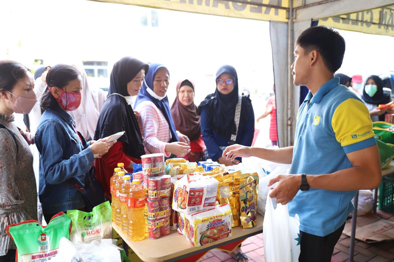 IMG-bazar-sembako-murah-di-kecamatan-ciledug-diserbu-warga