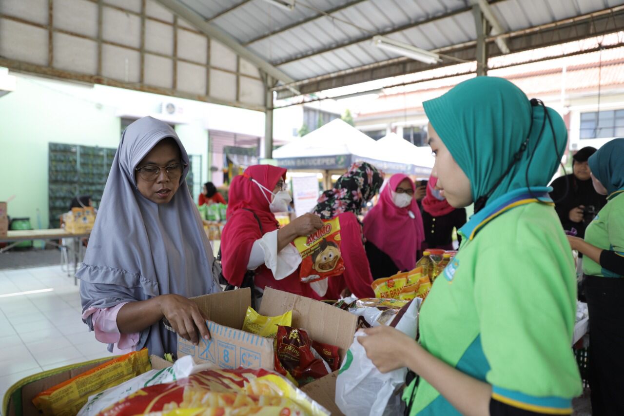 IMG-bazar-sembako-murah-masih-terus-diburu-masyarakat